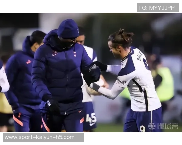 热刺青训球员与格雷贝里瓦尔等明星共同训练展现新气象 热刺青训球员与格雷贝里瓦尔等明星共同训练展现新气象